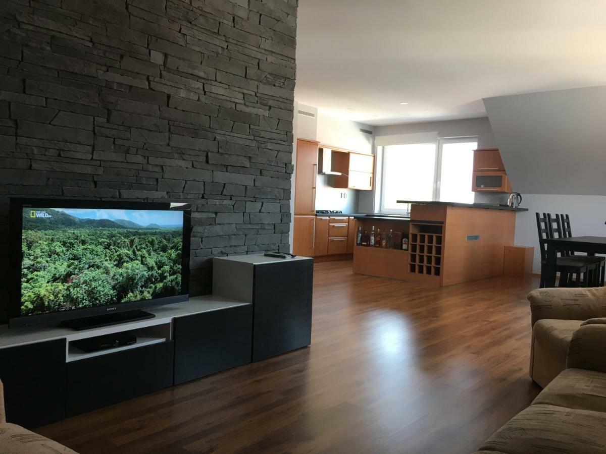 Spacious Apartment In Town Centre Nove Zamky Exterior photo